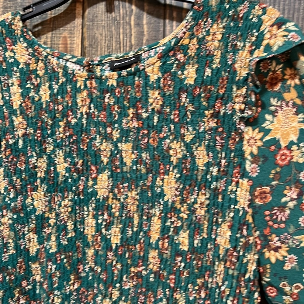 Torrid Smocked Floral Blouse 2 2X Green Long Sleeves Ruffle Shoulders Boho Flowy - Picture 5 of 13